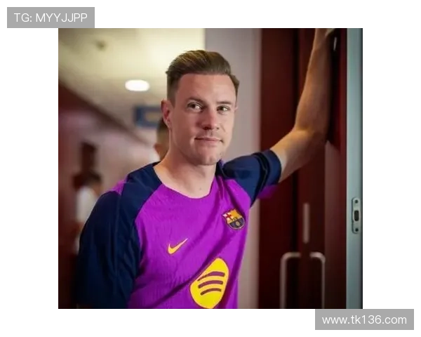 暖心，一名巴萨球迷穿着特尔施特根球衣在医院外守候他